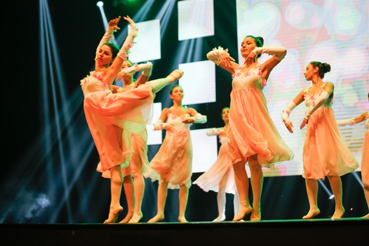 Tribe Dance Hold Your Dream 